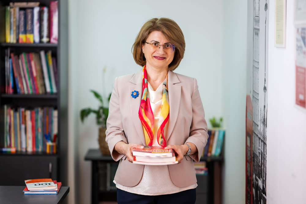 Lacramioara Goga, Language Coach